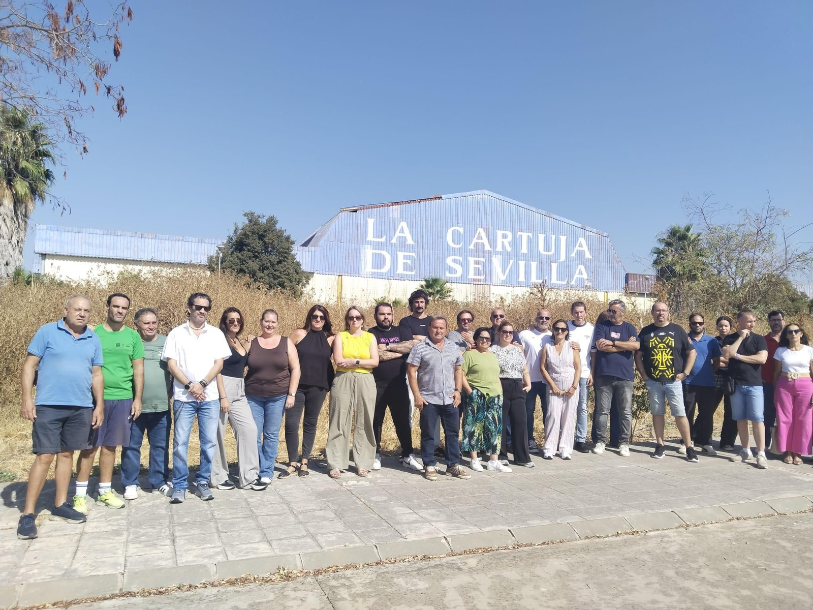 Trabajadores de La Cartuja Pickman que se han quedado sin empleo tras el cierre de la fábrica en Sevilla