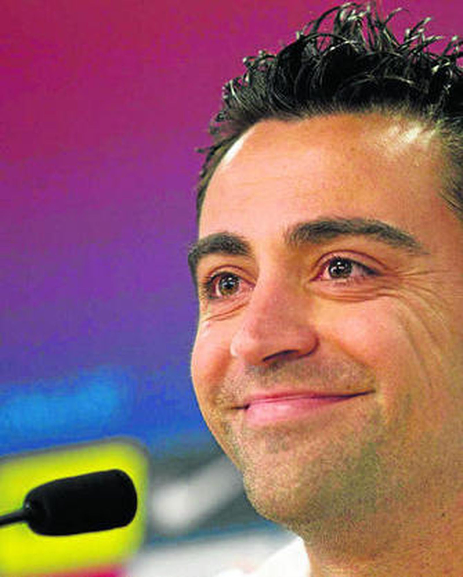 El barcelonista Xavi sonríe a los periodistas.