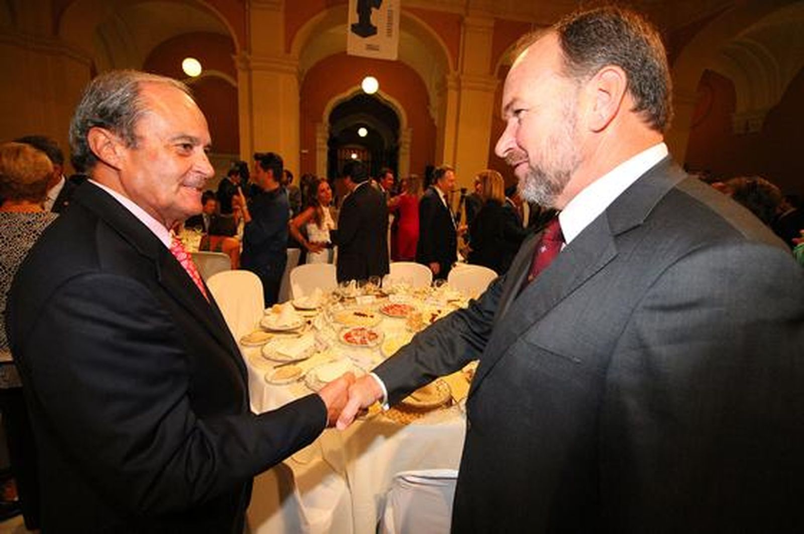 El presidente de la Cámara de Comercio de Huelva, Antonio Ponce, y el presidente de la FOE, José Luis García-Palacios Álvarez, se estrechan la mano amistosamente.

Foto: Alberto Dominguez / Josue Correa / Canterla