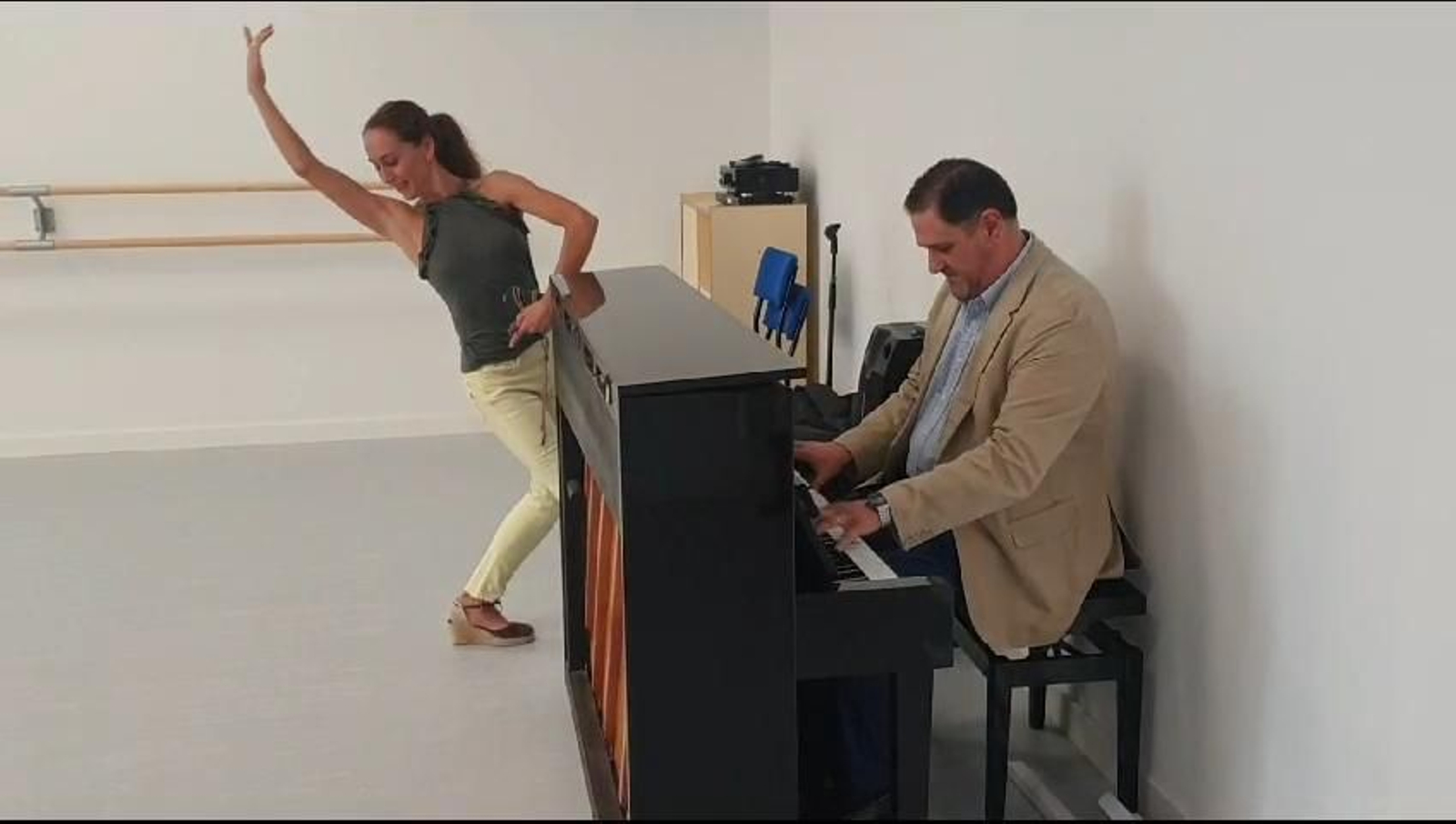 El delegado de Desarrollo Educativo y la directora del Conservatorio Profesional de Danza estrenan un aula al piano y al baile El delegado de Desarrollo Educativo y la directora del Conservatorio Profesional de Danza estrenan un aula al piano y al baile