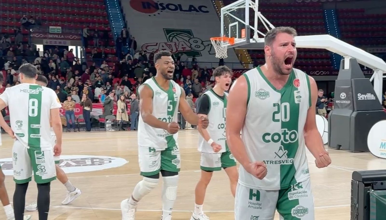 Paco del Águila, Orozco y Aboubacar celebran con rabia el triunfo en Sevilla.