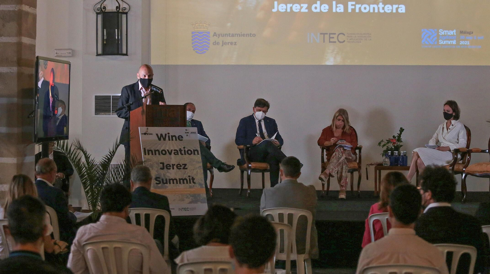 Responsables municipales, del Consejo, la UCA y la Fundación Europea para la Innovación, durante la inauguración de la jornada.