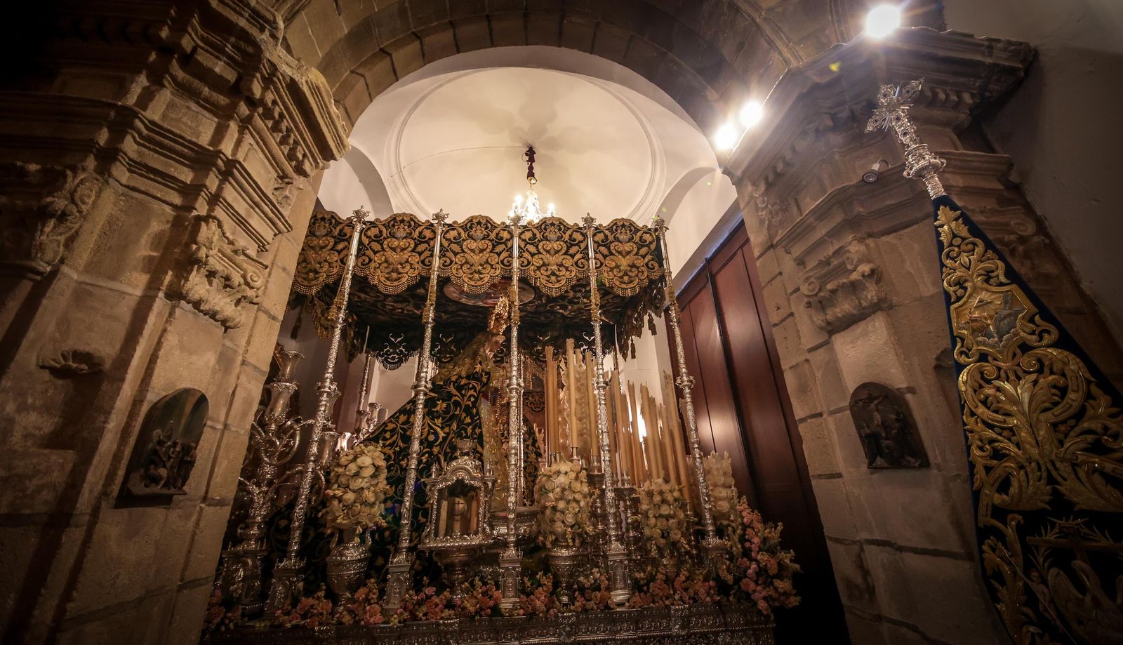 Imágenes de la visita a los templos tras el aplazamiento de la Magna Mariana de Jerez