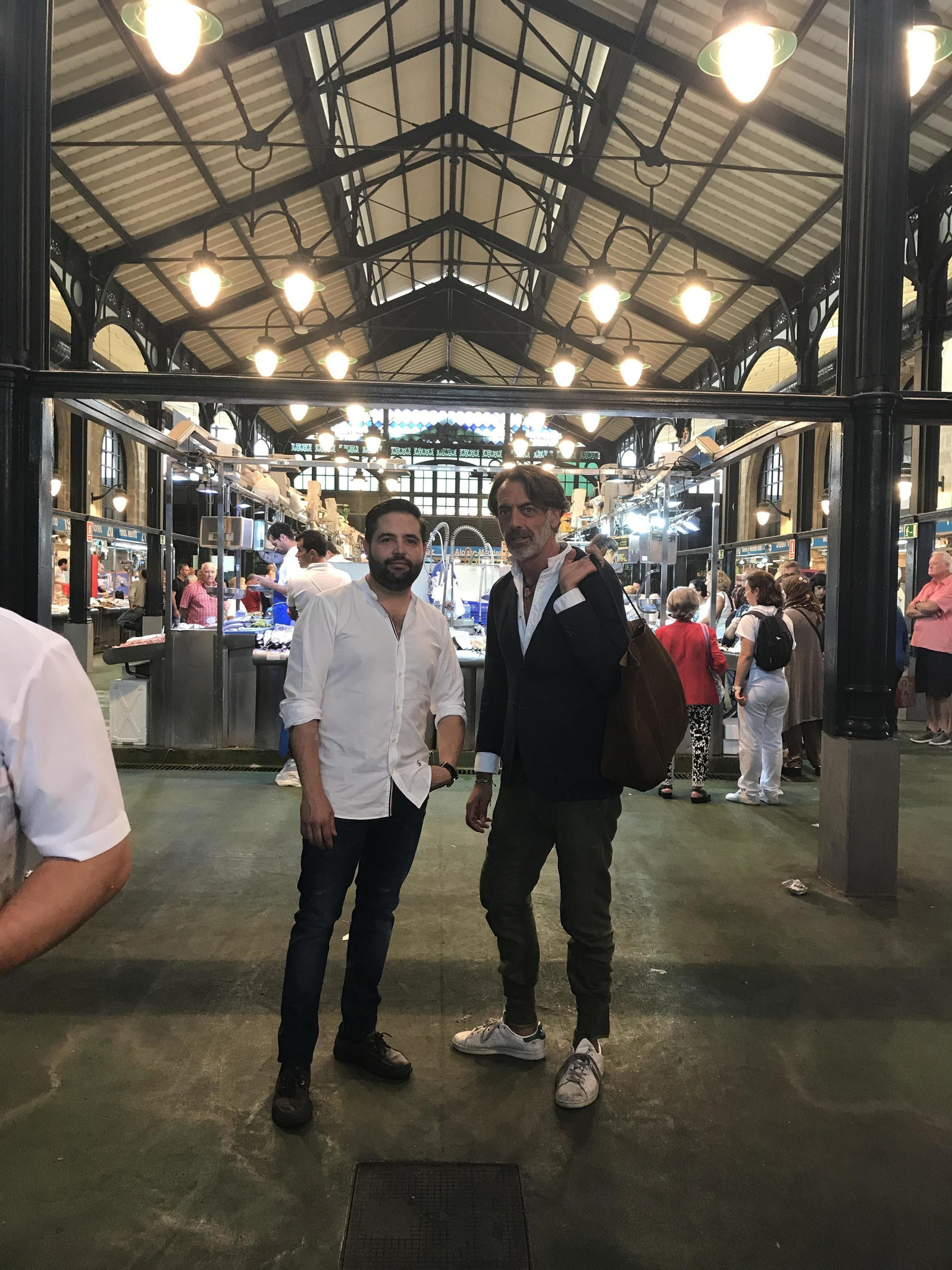 Juan Luis Fernández y Gaspar Sobrino, en el mercado de abastos de Jerez.