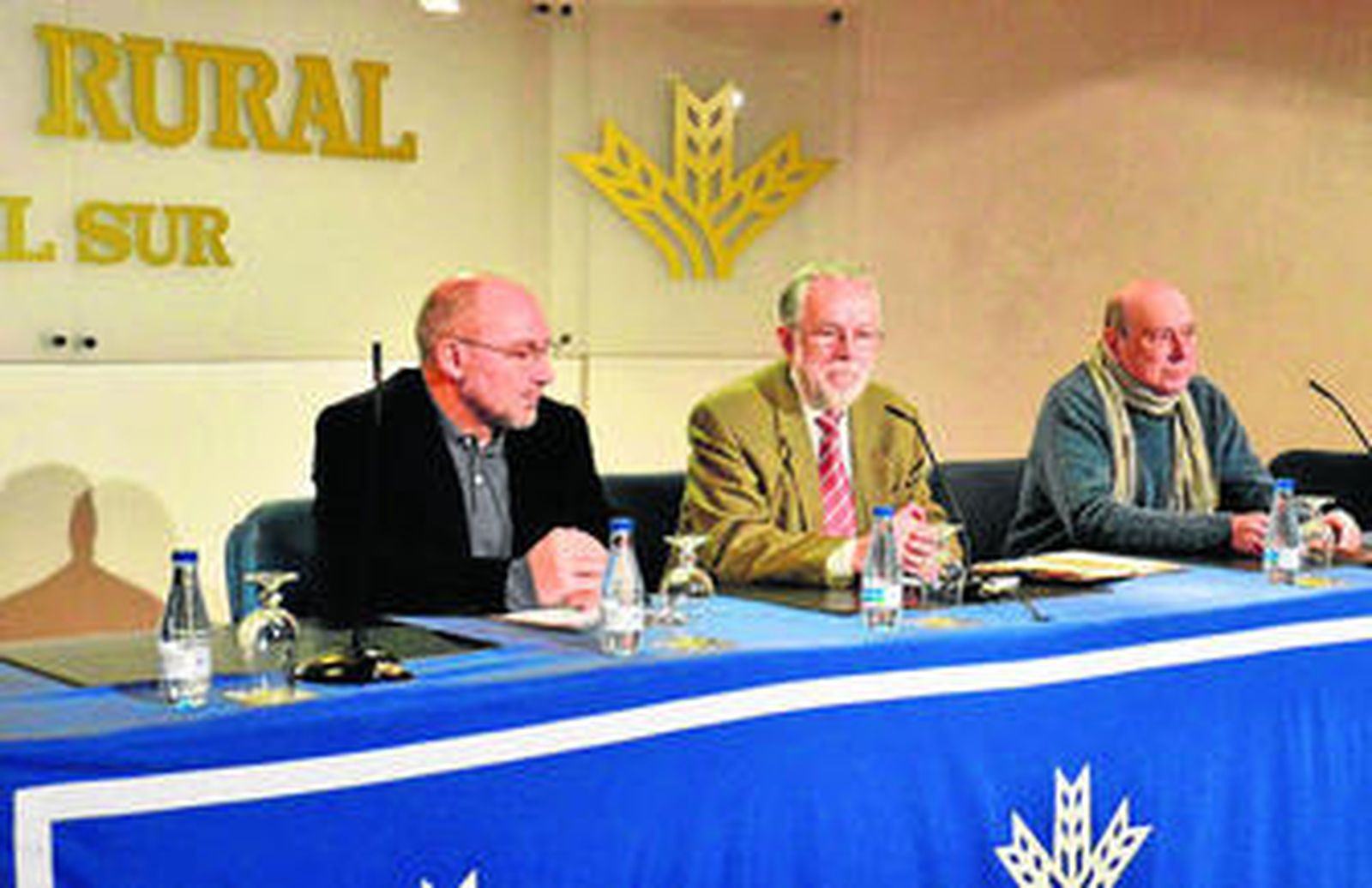 Carlos González, de Valdocco; Jaime de Vicente, director de la Fundación Caja Rural del Sur, y Alfonso Aramburu, en la presentación de la programación navideña de la entidad y otras actividades del OCIB 2011.