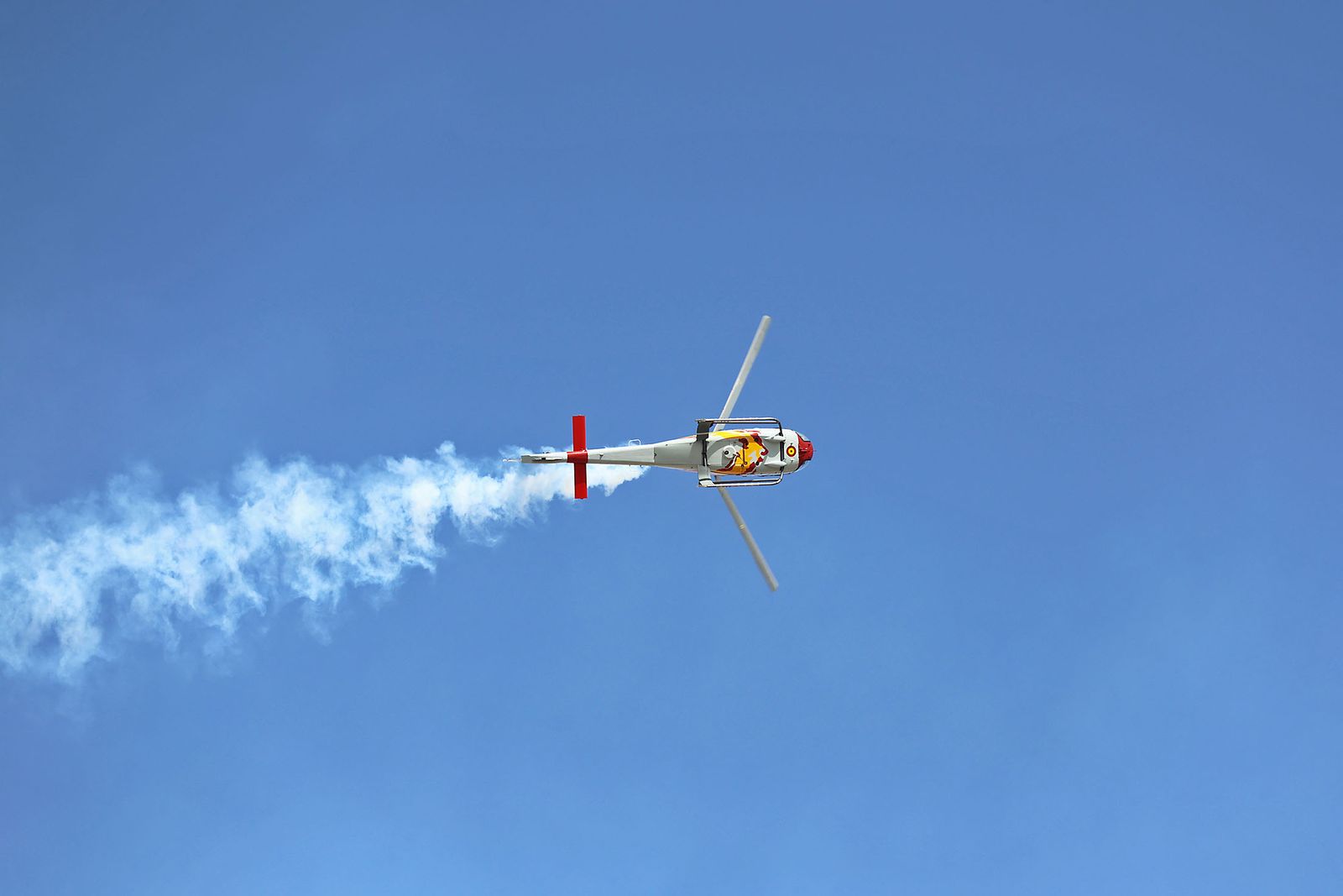 Fotografías de la exhibición aérea de la Patrulla Acrobática de Paracaidismo del Ejército del Aire 'Papea' y de la Patrulla Acrobática de Helicópteros 'ASPA'  en los actos de homenaje al centenario del Plus Ultra presidido por S.M. el Rey Felipe VI