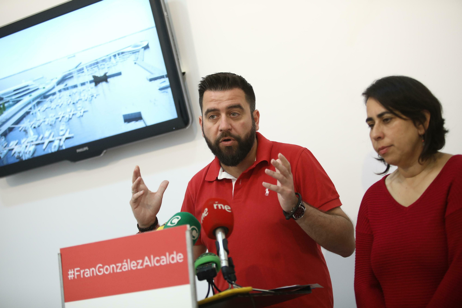 El candidato del PSOE, Fran González, presenta esta mañana varias propuestas junto a Natalia Álvarez.