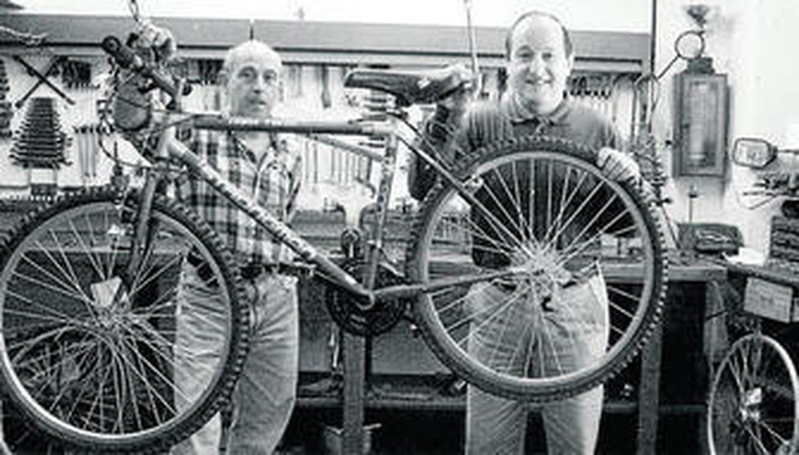 Juan (izquierda) y el desaparecido Pepe Luis posan para 'Europa Sur' en 2002.