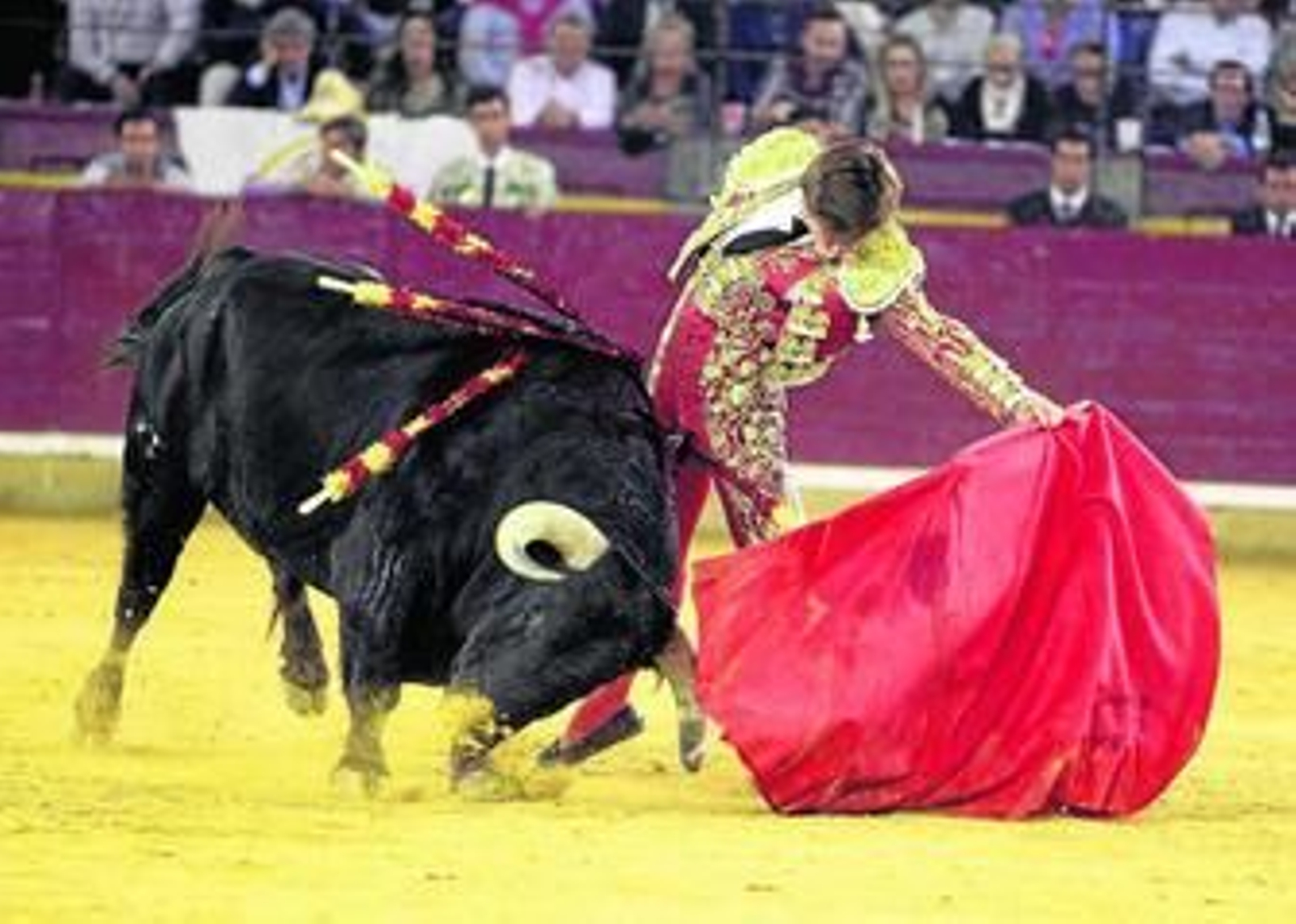El Juli, en un natural a su segundo toro, ayer, en la plaza de Zaragoza.
