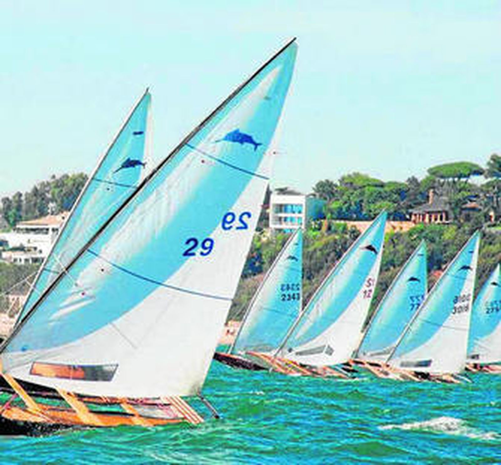 Un momento de la salida de la flota el pasado sábado en aguas gaditanas.