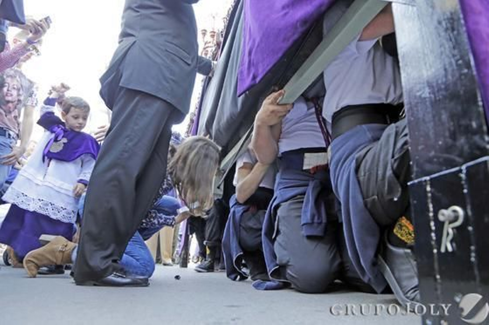 Los costaleros del misterio de Jesús de las Misericordias descansan con los faldones levantados en la calle Pizarro rumbo a Carrera Oficial.

Foto: Manuel Aranda