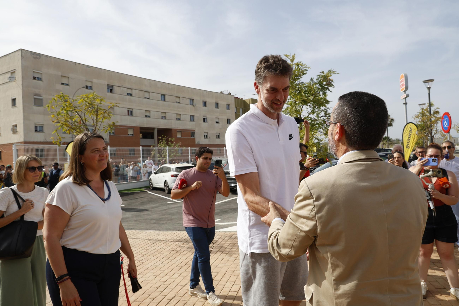 fotos de la inauguración con Pau Gasol del nuevo pabellón deportivo de Punto Ribot en La Línea