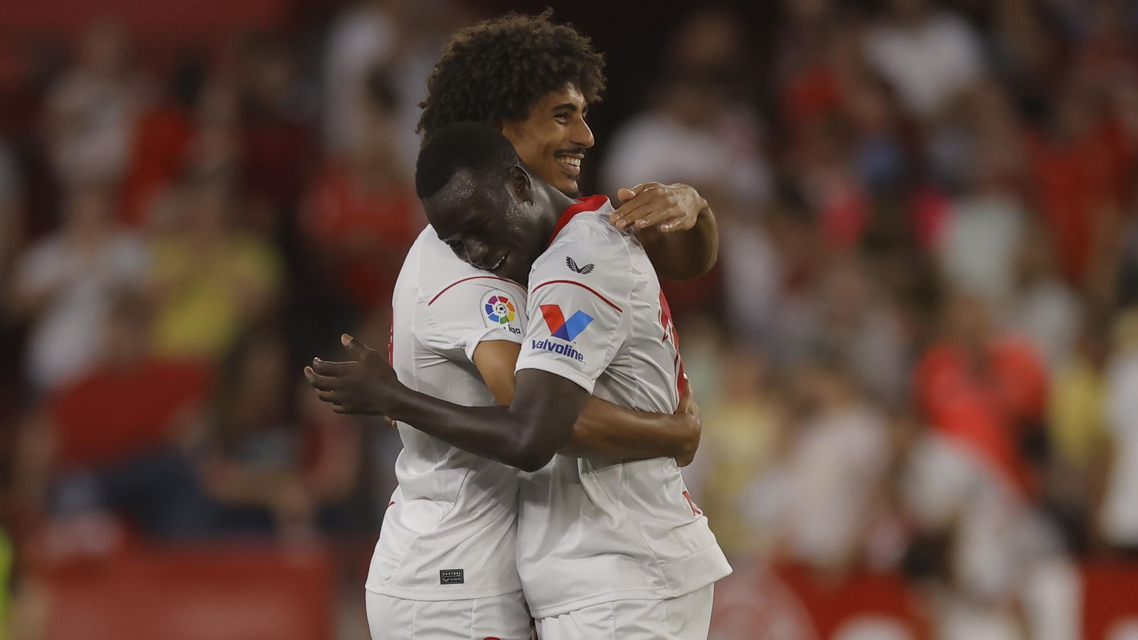 Pape Gueye es abrazado por su amigo Badé al finalizar el partido.