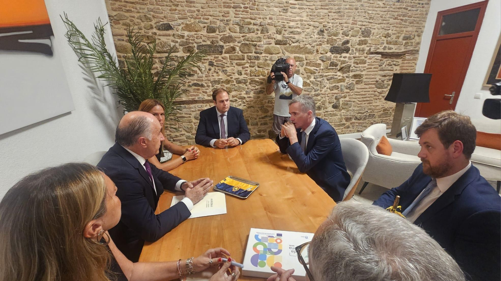 Un momento de la reunión entre el embajador británico y parte de los representantes del Ayuntamiento de Algeciras.