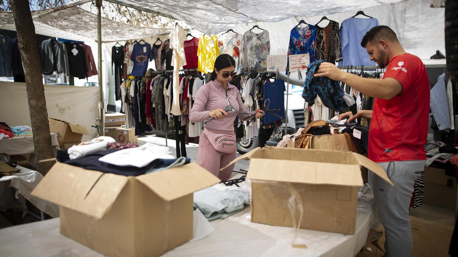 Uno de los puestos de ropa del mercadillo del Zaidín.