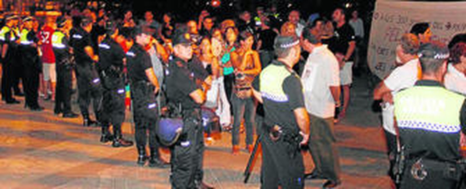 Agentes de la Policía Local y de la Nacional, el martes en el acto inaugural de las Fiestas de la Vendimia.