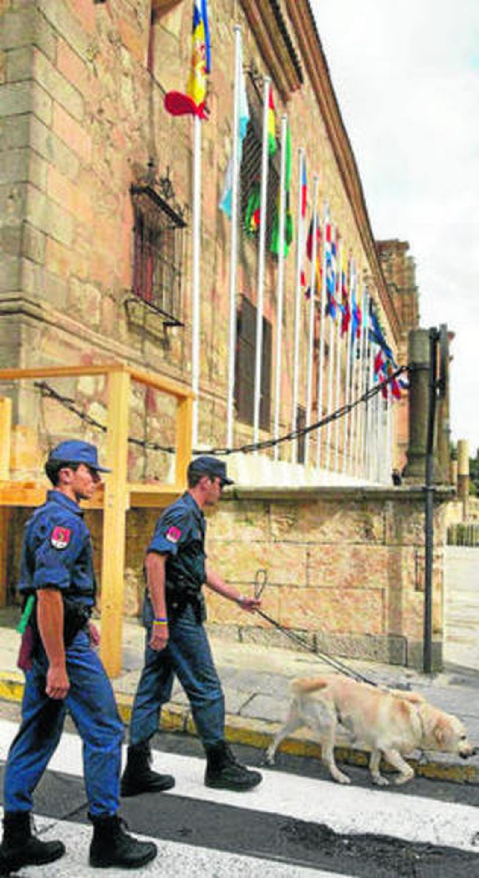 Dos agentes con perro adiestrado en el centro de Salamanca en 2005.