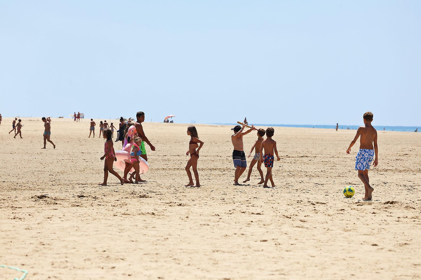 Ambiente en las playas de Huelva en la mañana de domingo