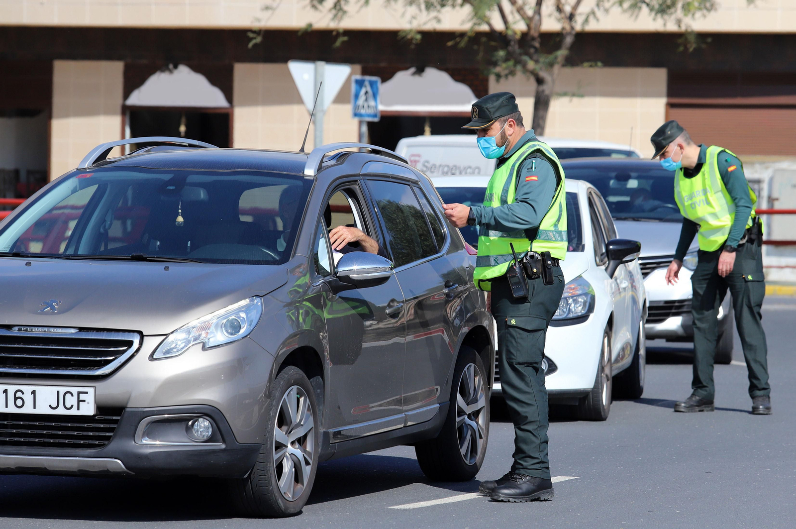 Imágenes de la Guardia Civil haciendo controles en Corrales para hacer cumplir el confinamiento