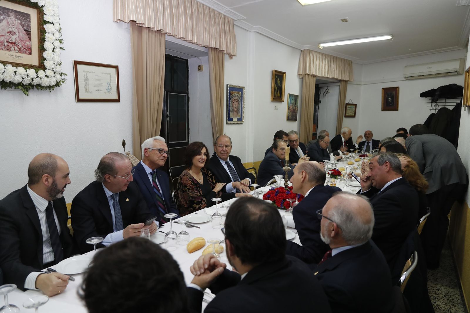 Charo Padilla rodeada de los tertulianos en la cena celebrada anoche.