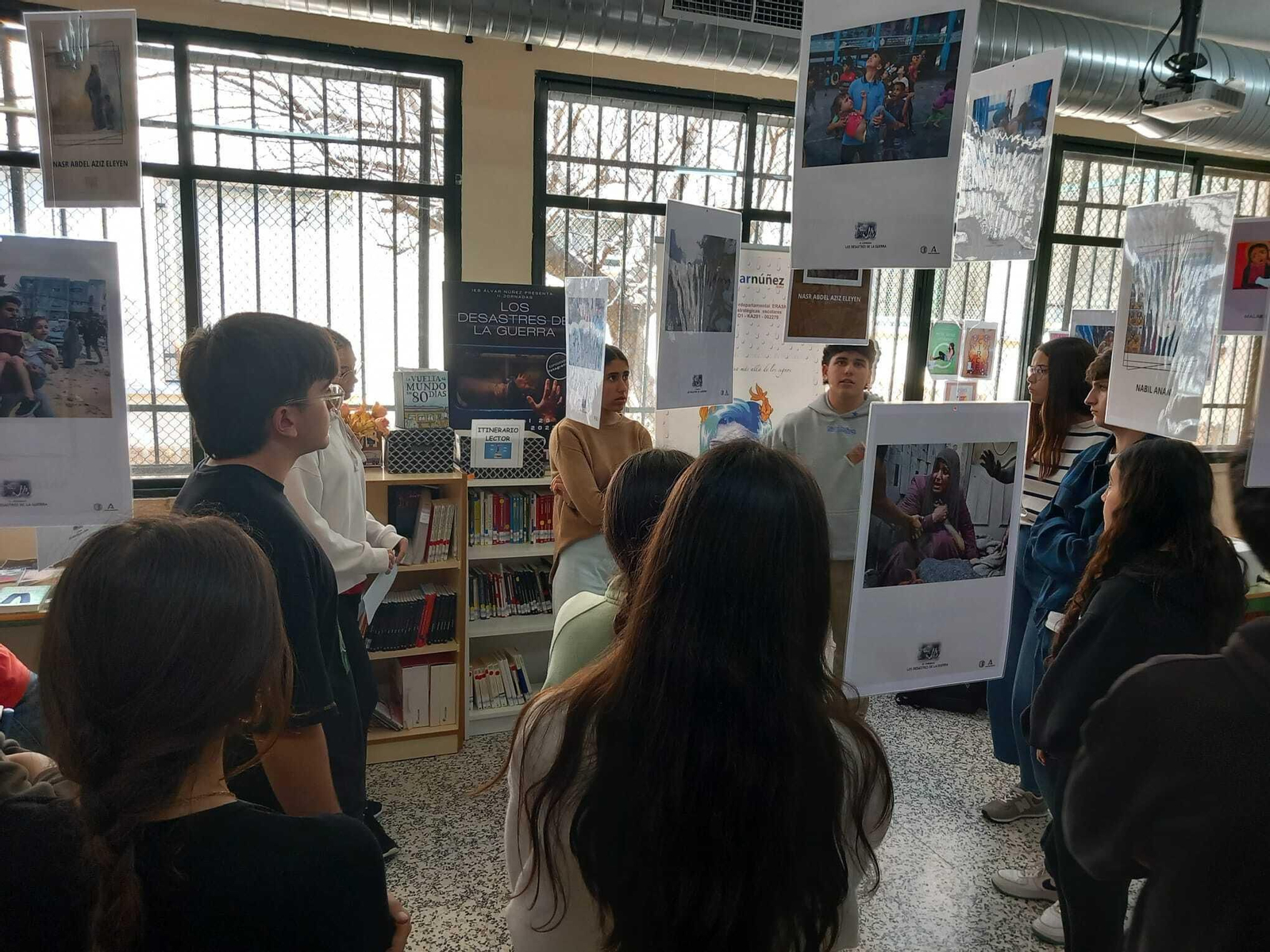 El instituto Álvar Nuñez de Jerez organiza una exposición de la guerra de Gaza.