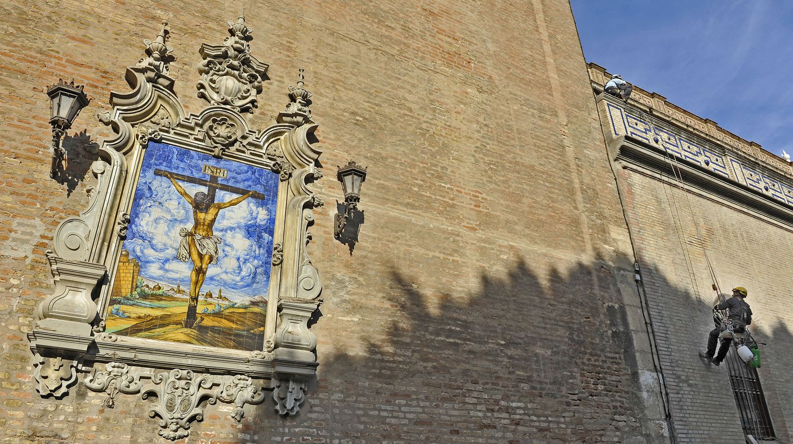 El azulejo del Cristo de la Buena Muerte de la iglesia de la Anunciación.