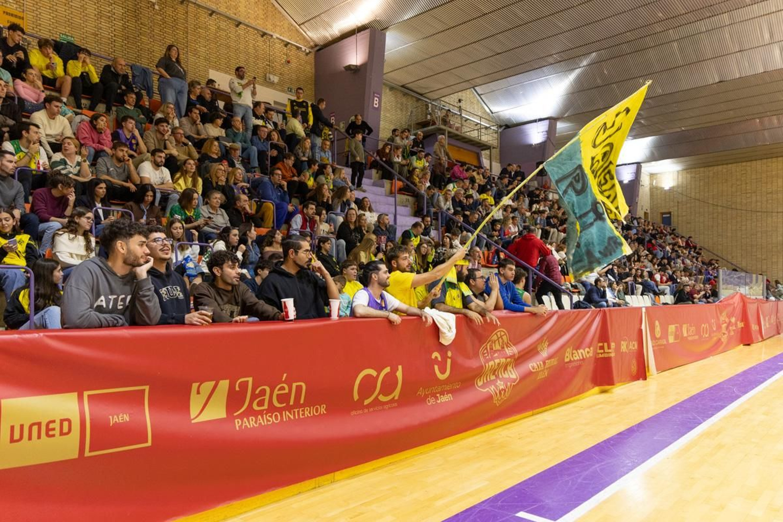 La Salobreja vibra con el derbi de la capital entre Jaén CB y Jaén FS, en imágenes