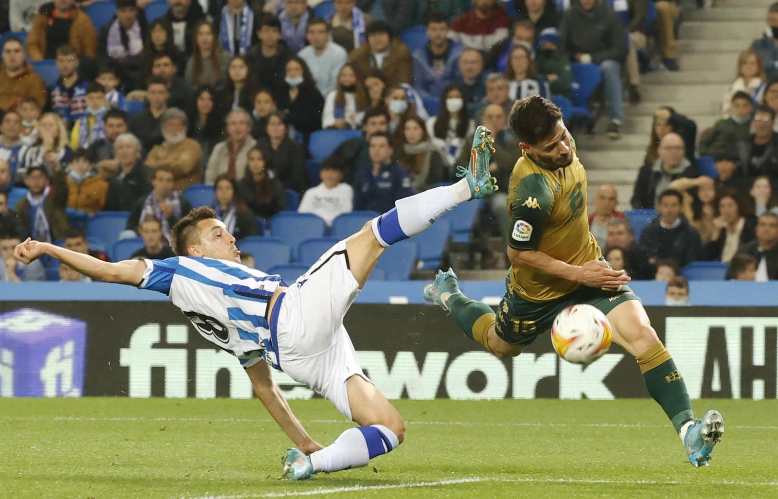 Gorosabel está a punto de cometer penalti sobre un remate de cabeza de Álex Moreno en el primer tiempo.