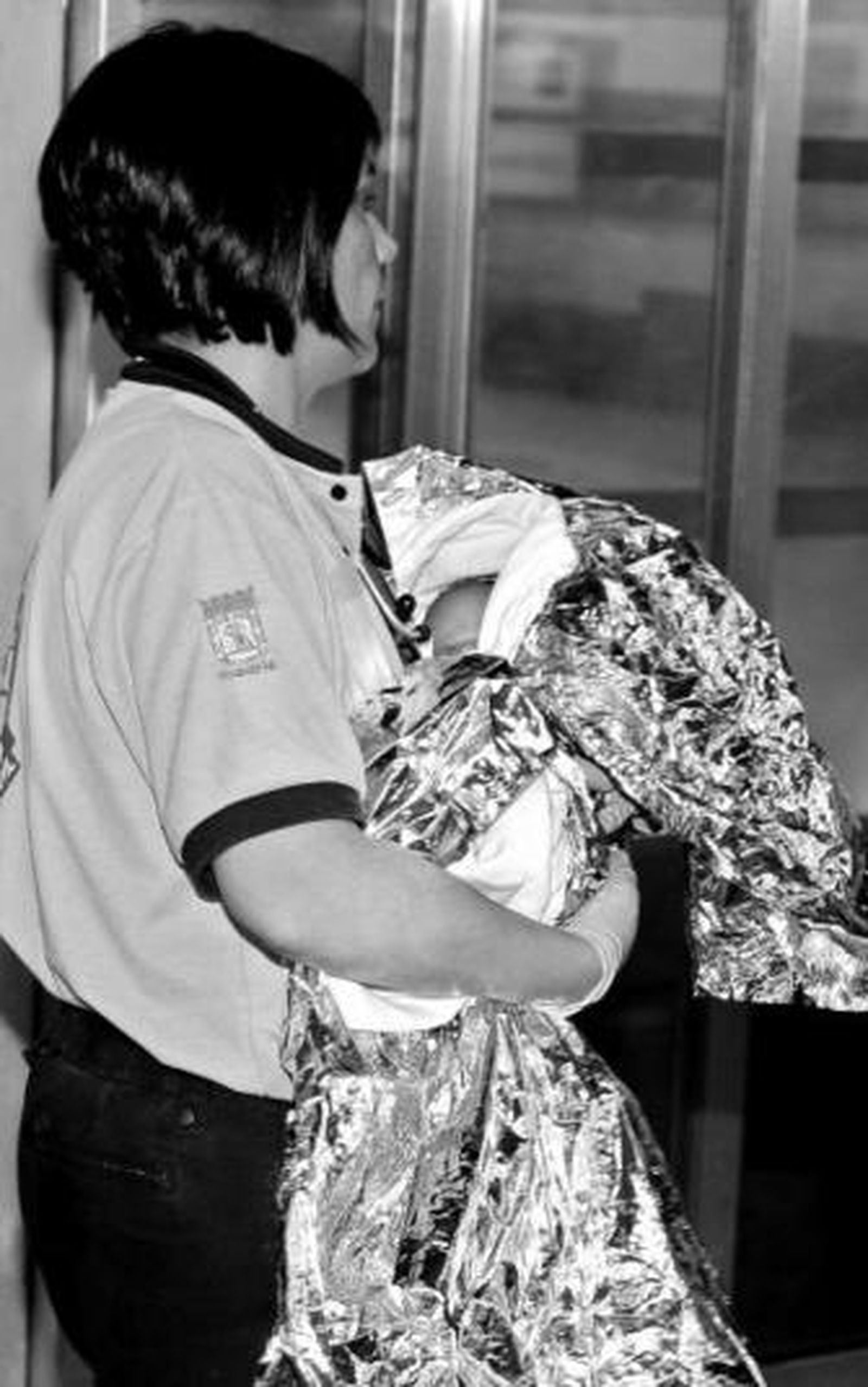 Una trabajadora del Samur recoge al bebé en Madrid.