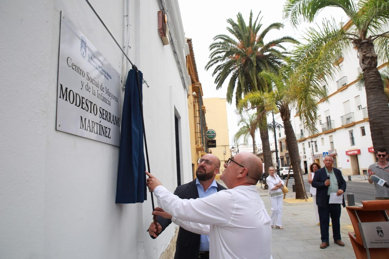 Modesto Serrano junto a Germán Beardo descubriendo la placa durante la inauguración.
