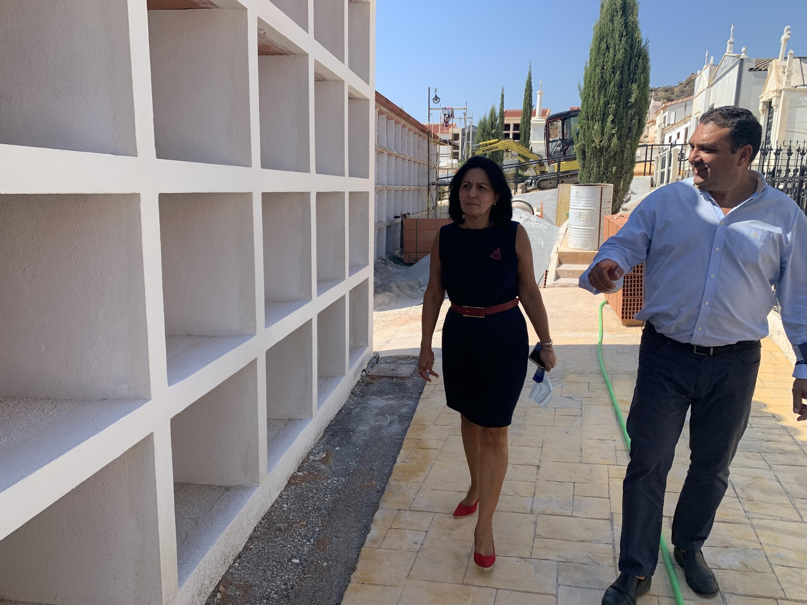 La alcaldesa durante la visita a las obras realizadas en el cementerio.
