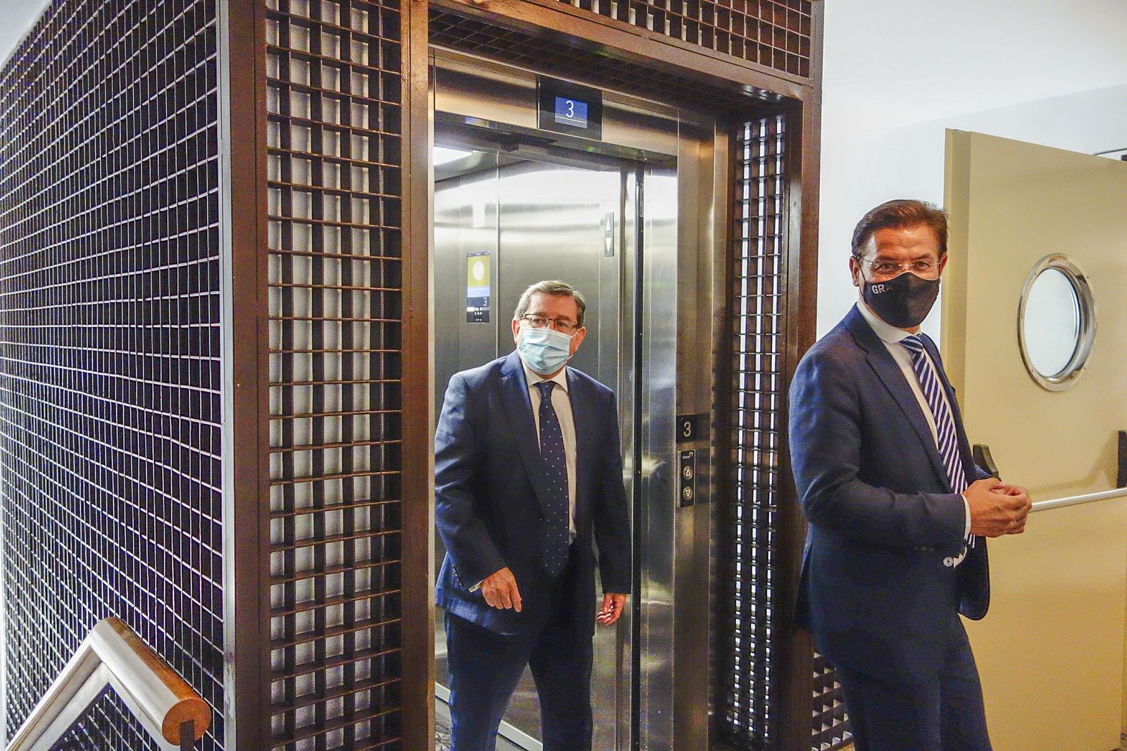 El Ayuntamiento de Granada recupera el ascensor tras tres años roto