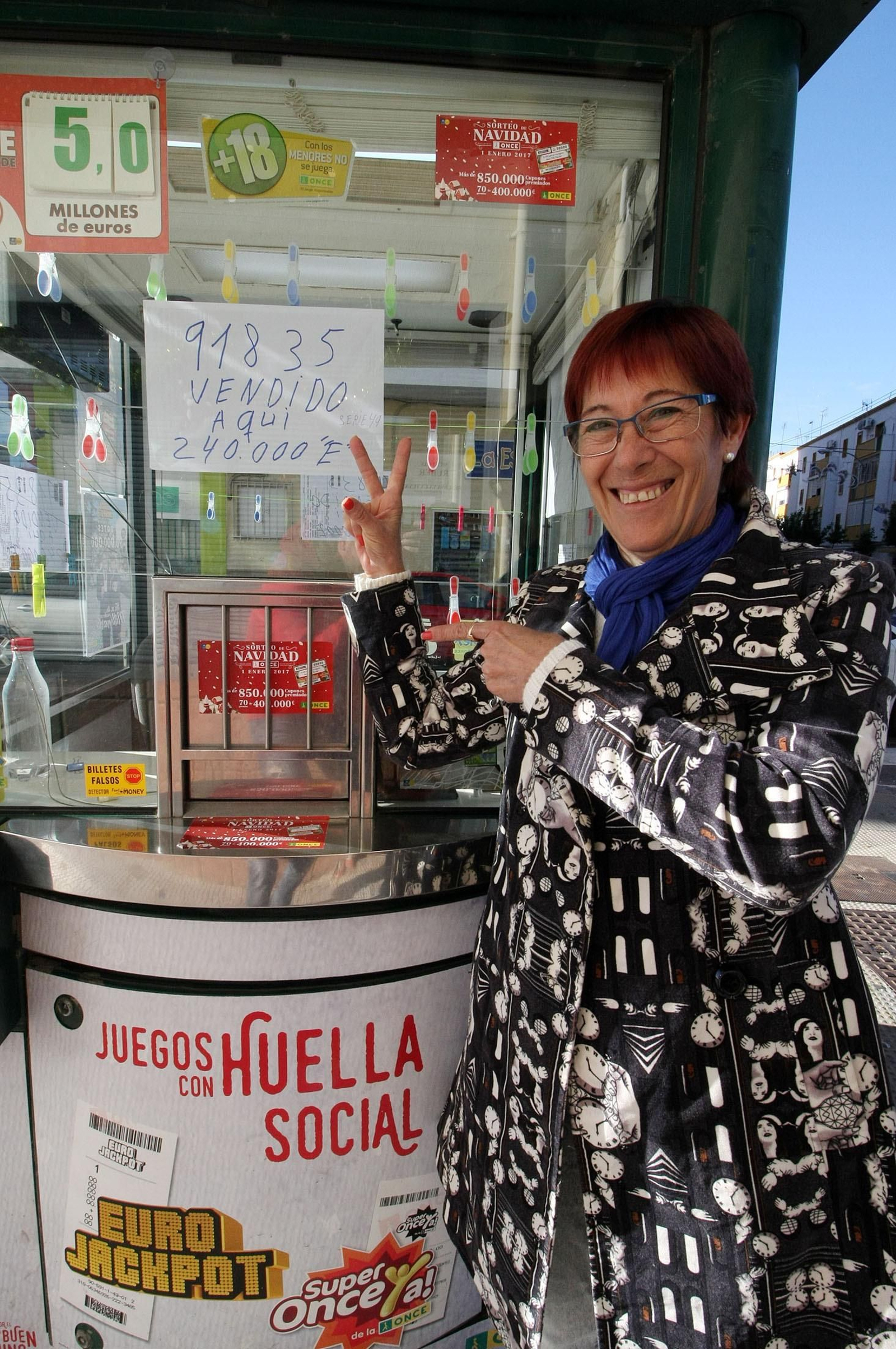 Manuela Rodríguez frente a su quiosco, ayer por la mañana.