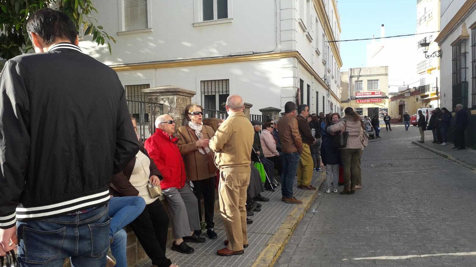 Pacientes esperando a que abrieran el centro.
