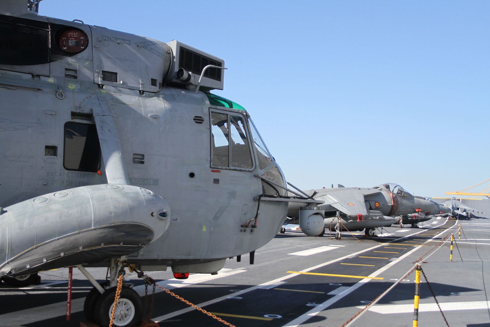 Imágenes de las primeras horas del portaaviones "Juan Carlos I" en el puerto de Huelva, durante su visita este fin de semana