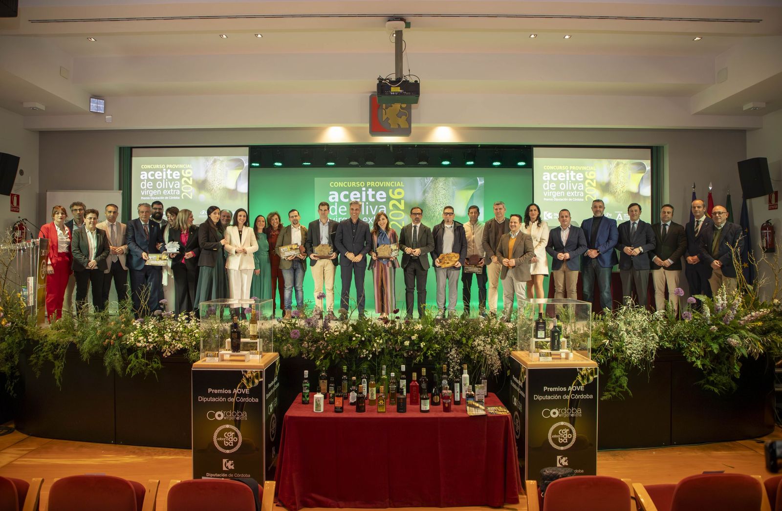 Ganadores y autoridades, tras la entrega de premios del Concurso Provincial de AOVE.