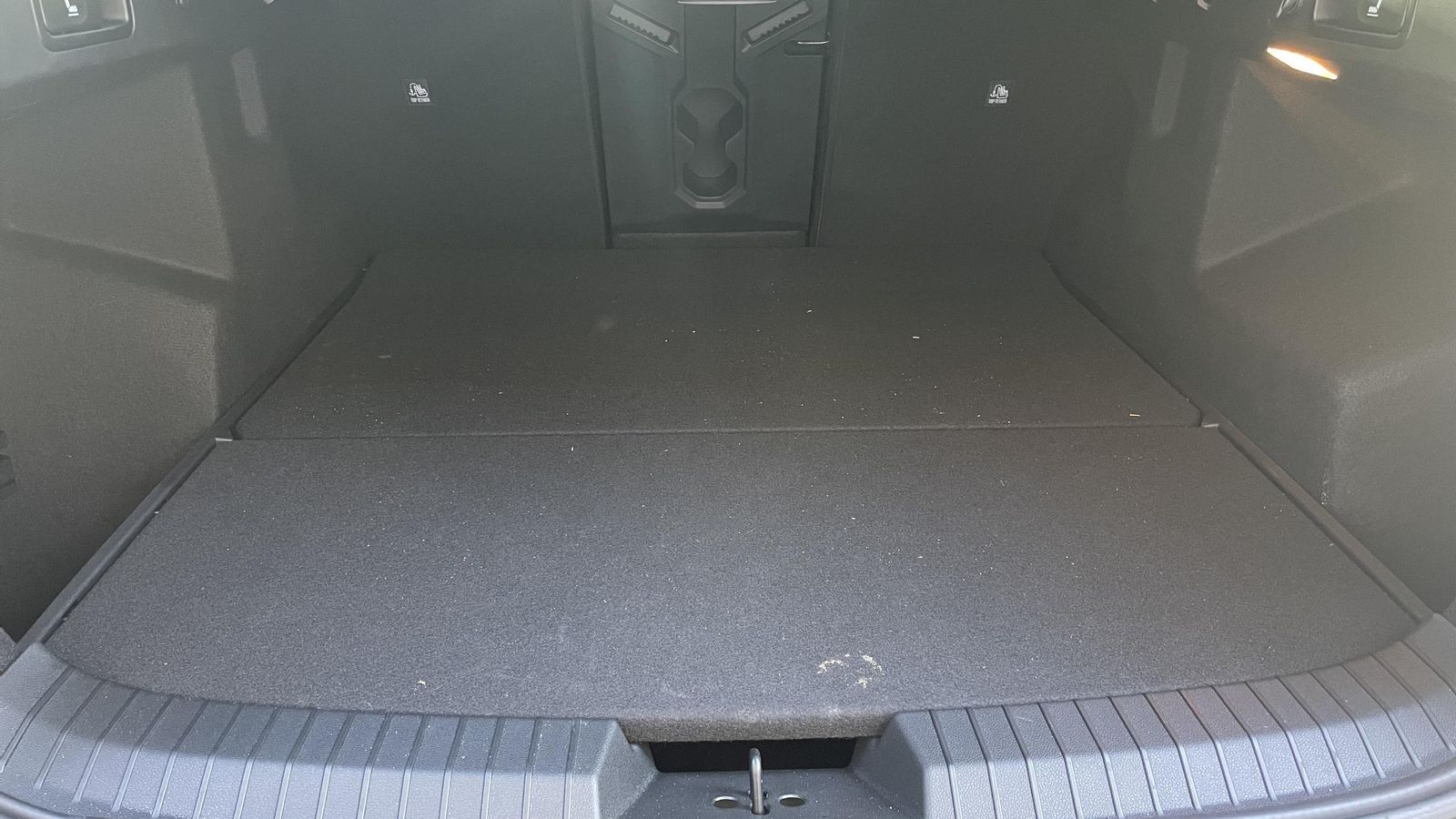 Especialmente por su longitud y anchura, este maletero resulta muy capaz. Además, puede usarse el suelo para, retirándolo, ampliar el espacio de carga o usarlo, situado en vertical, como un separador de ésta.