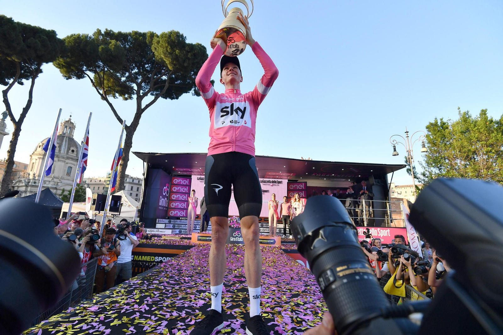 Chris Froome levanta en Roma el trofeo de campeón del Giro.