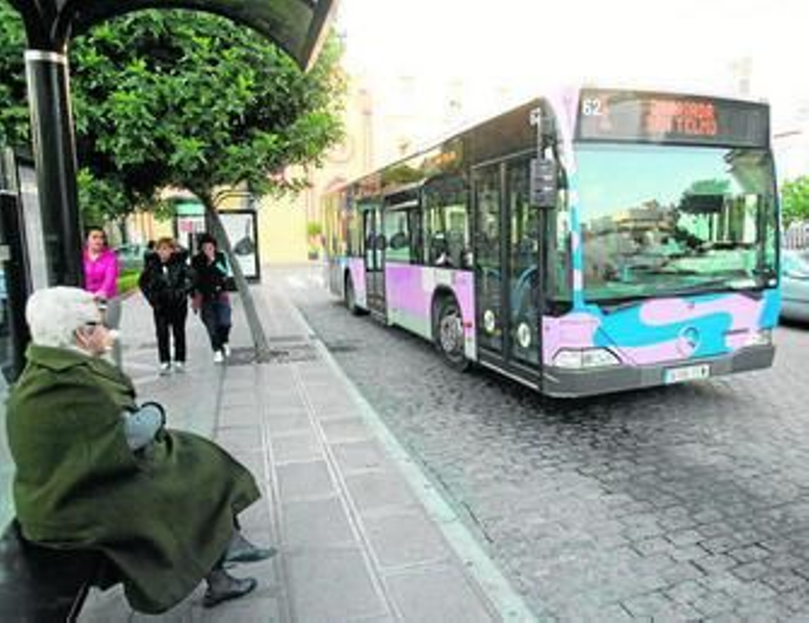 Un autobús de Urbanos Amarillos circulando por Las Angustias.