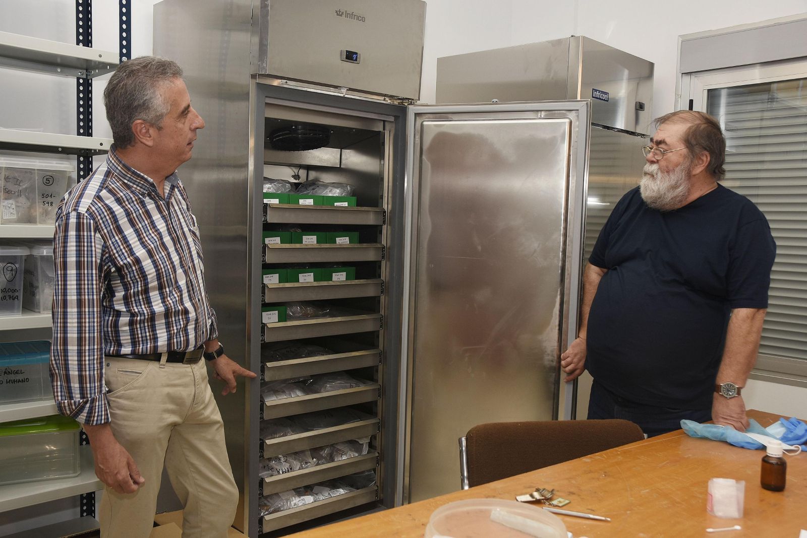 El alcalde, Juan Pérez, con el director arqueológico del yacimiento, el paleontólogo Cecilio Barroso.