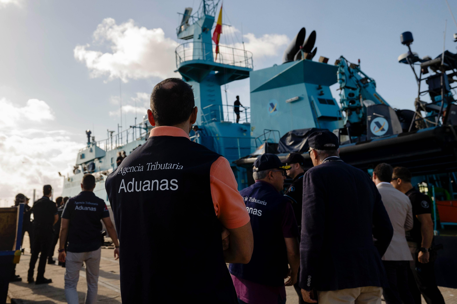 Imágenes de la descarga en el puerto de Cádiz de la cocaína intervenida en el narcosubmarino