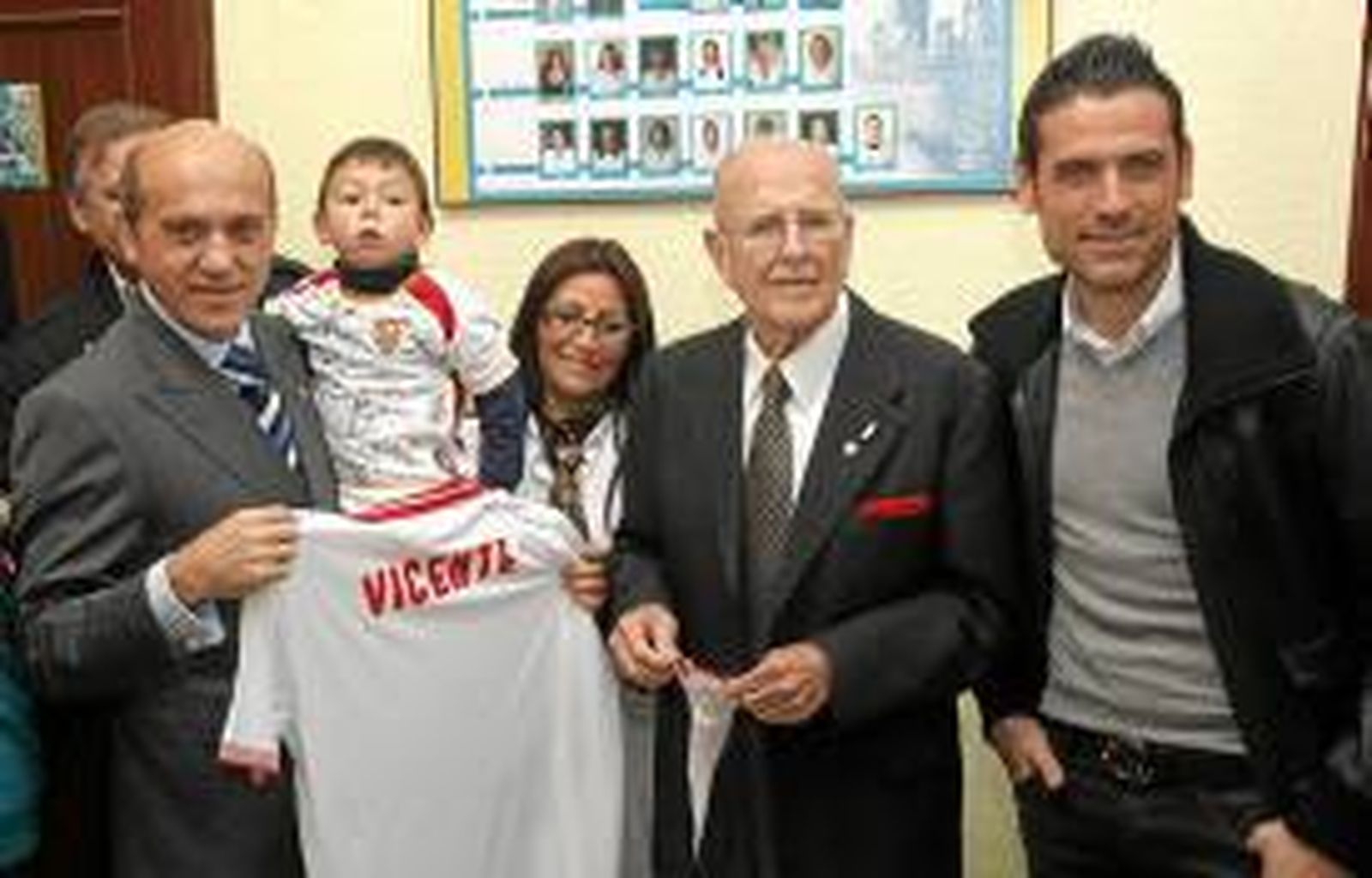 Vicente, cuando fue homenajeado por el Sevilla en 2012.