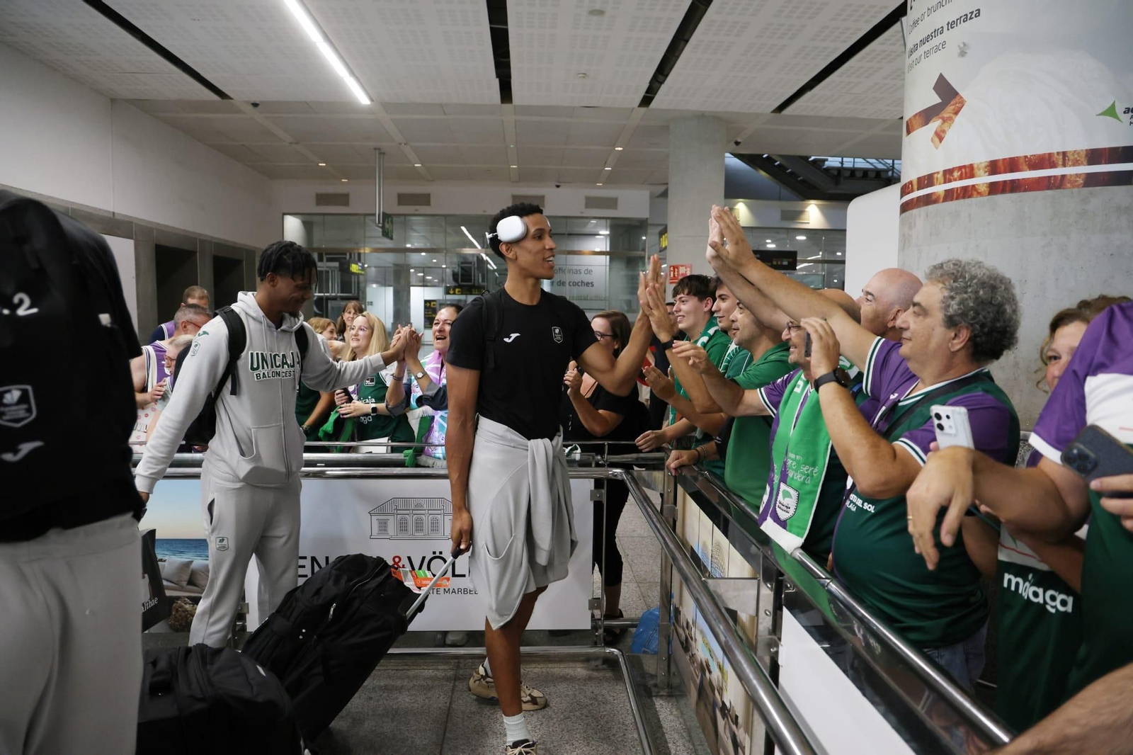 El Unicaja brinda la Intercontinental a un centenar de aficionados en el aeropuerto