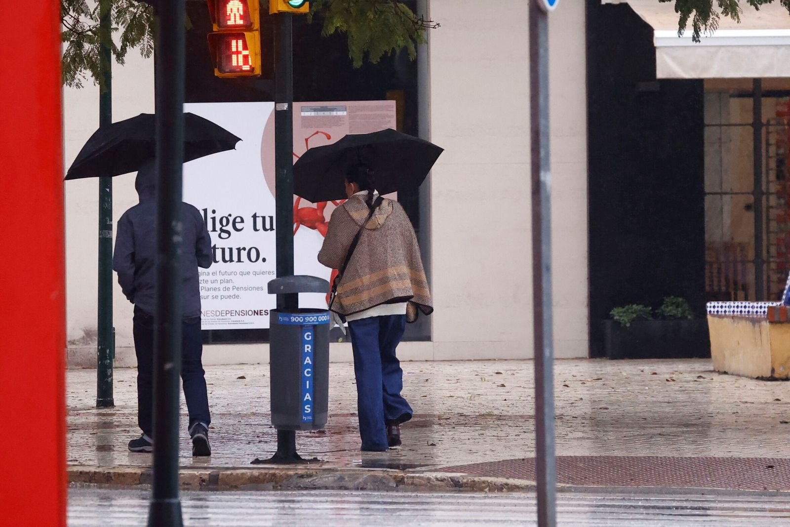 Dos personas se protegen de las lluvias en Málaga.