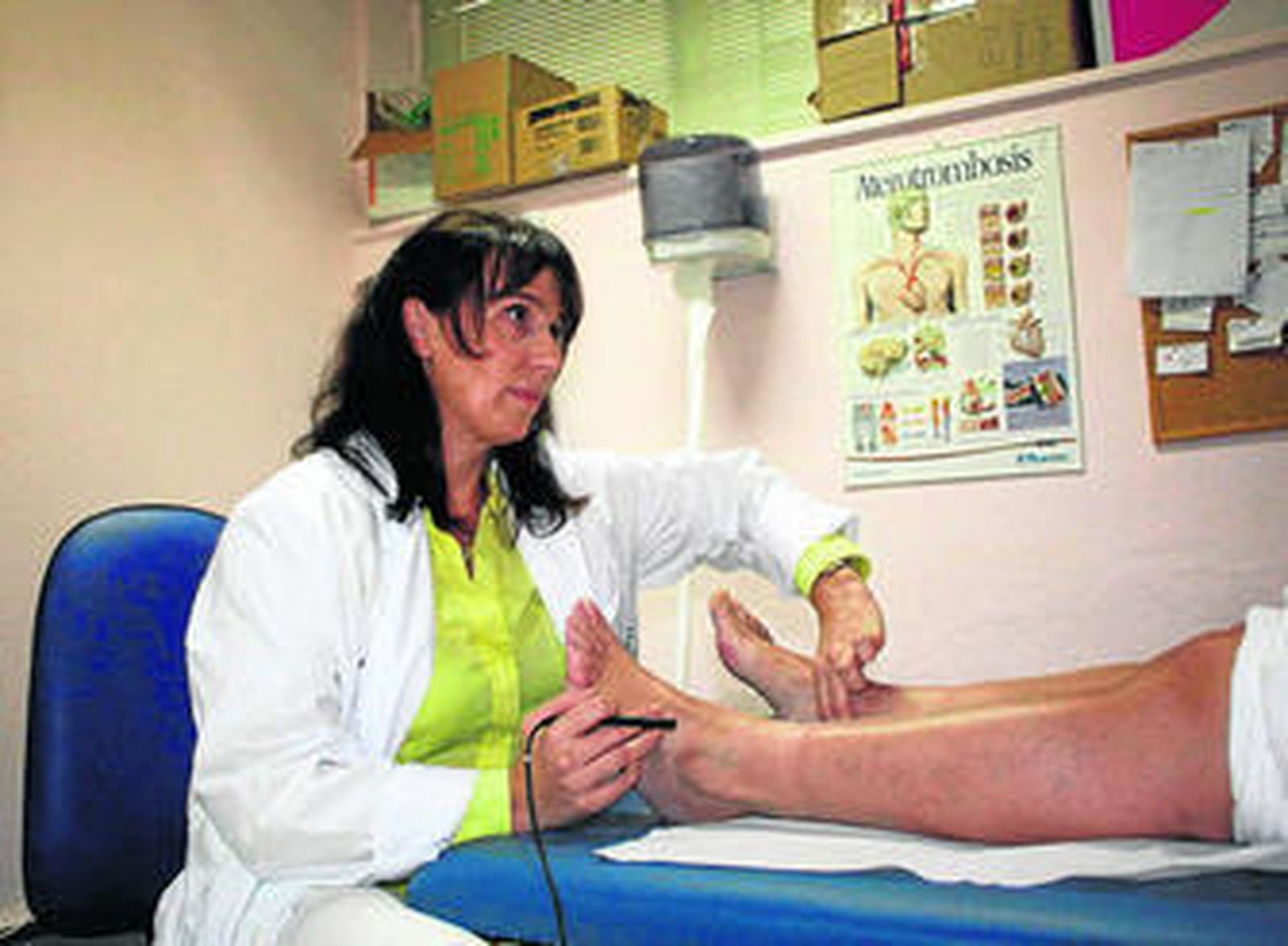 Una profesional atiende a un paciente diabético.