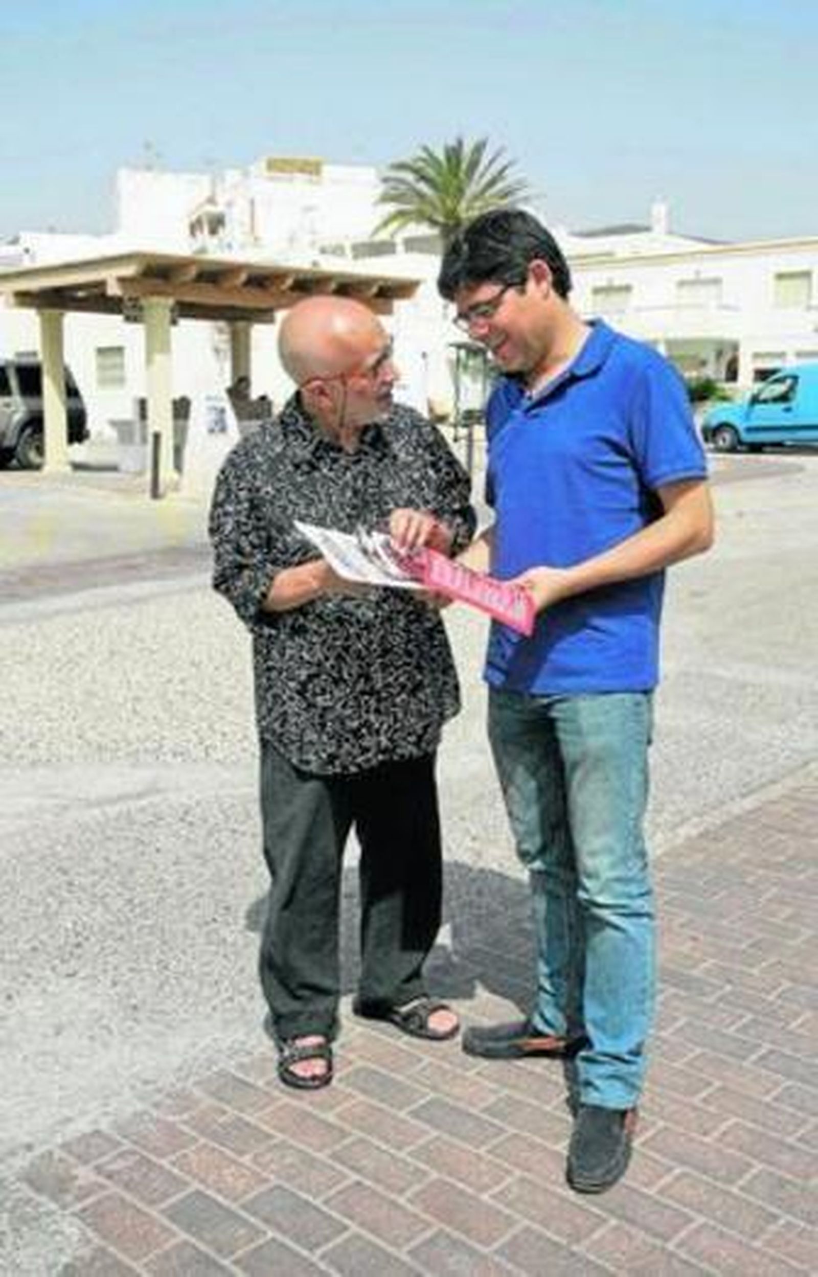 Ramón Coalu y Alexis  Pineda, candidato de IU en Níjar.
