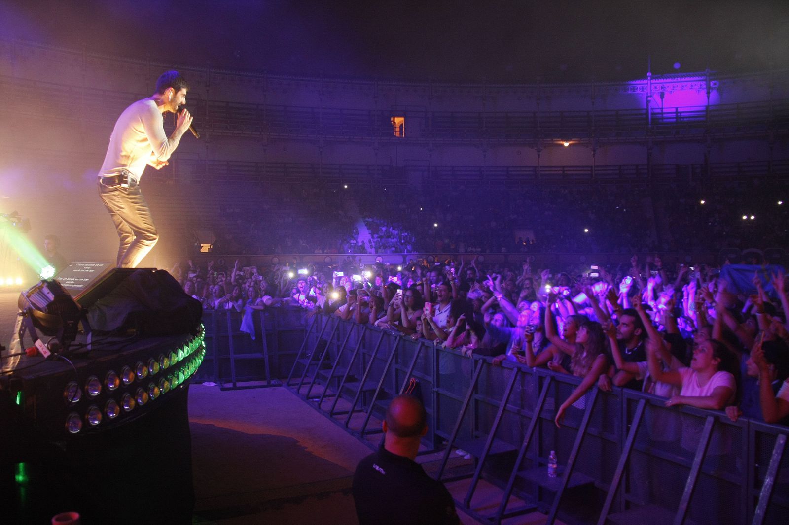Melendi, en plena actuación en la Plaza de Toros en la noche del pasado sábado.