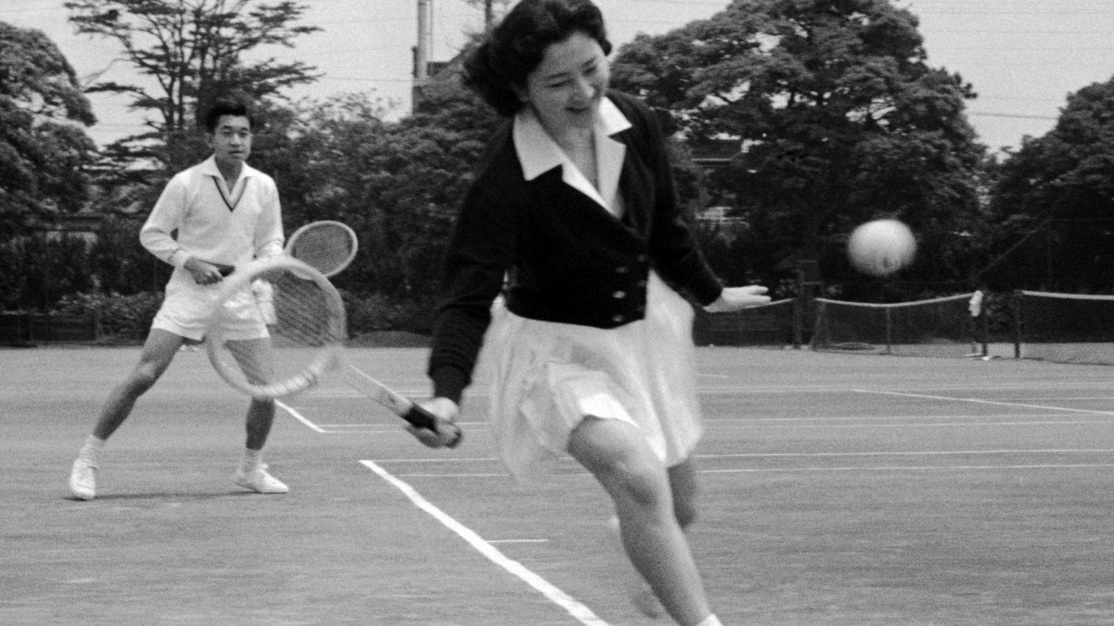 Akihito y Michiko, jugando al tenis en 1959.