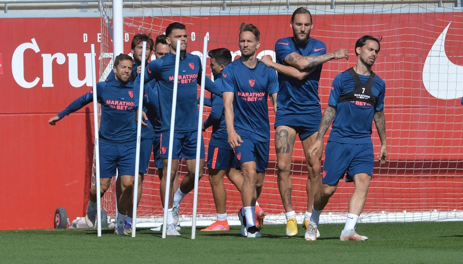 Varios jugadores del Sevilla, en el entrenamiento.