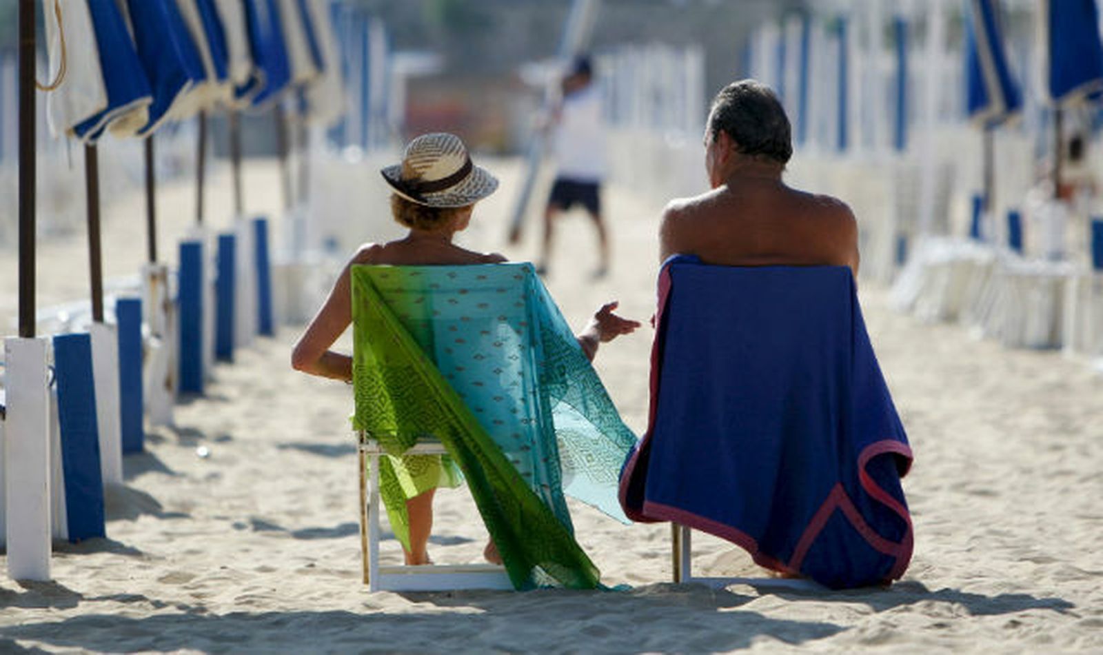 Una pareja tomando el sol